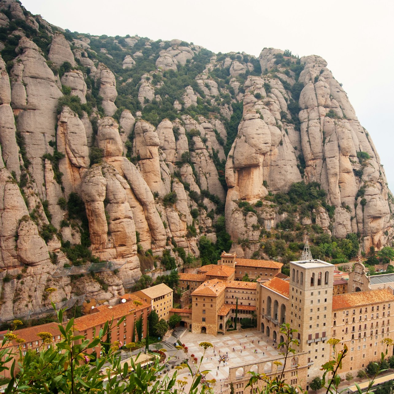 Monasterio de Montserrat encaramado en las montañas